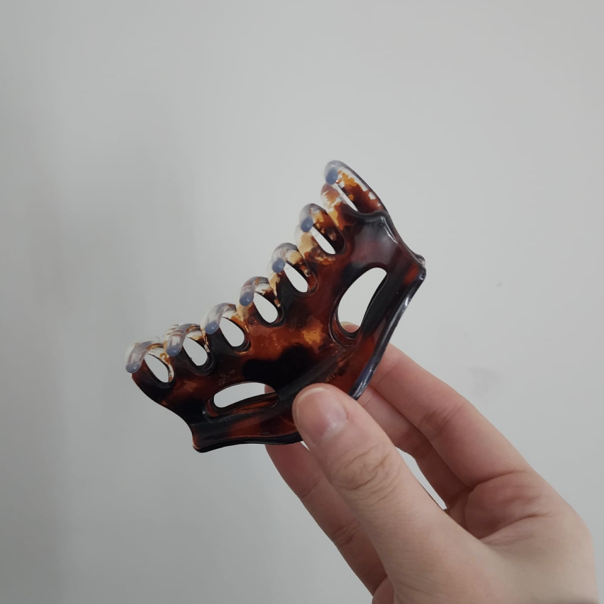 Claw clip opening and closing