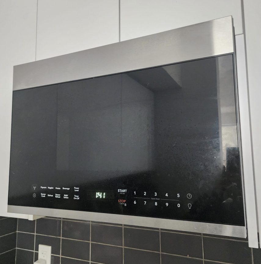 Opening and closing microwave door