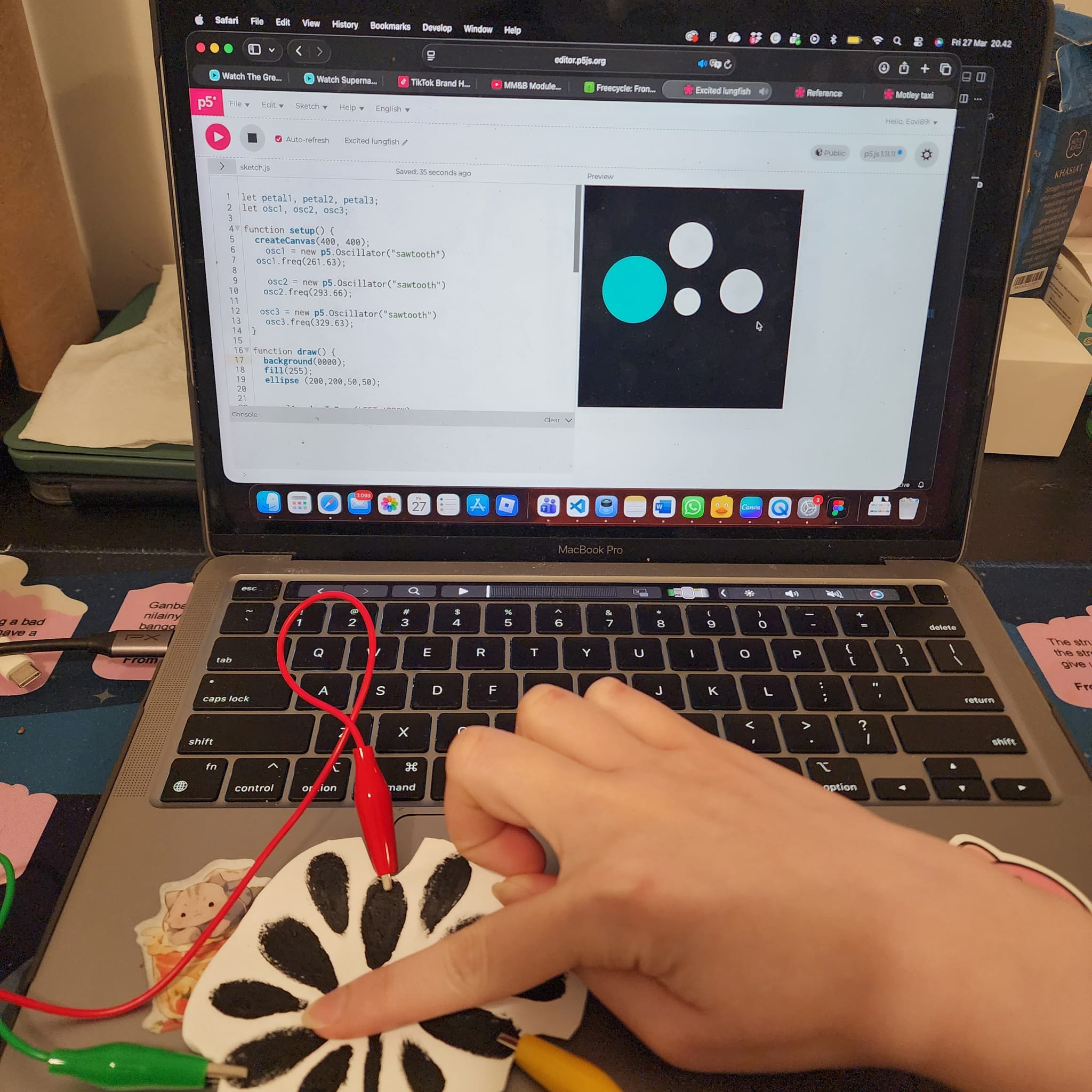 Closing circuit on first petal makes the petal bigger and change into cyan